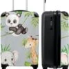 NoBoringSuitcases.com® Koffer - Jungle - Panda - Olifant - Giraffe - Kinderen - Past Binnen 55x40x20 Cm En 55x35x25 Cm - Handbagage - Trolley - Fotokoffer - Cabin Size - Print -Trolley Winkel 1000x1200 14
