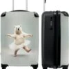 NoBoringSuitcases.com® Koffer - IJsbeer - Rok - Wit - Portret - Dieren - Trolley Op Wieltjes - Reiskoffer - Past Binnen 55x40x20 Cm En 55x35x25 Cm - Fotokoffer 1 NoBoringSuitcases.com® Koffer - IJsbeer - Rok - Wit - Portret - Dieren - Trolley Op Wieltjes - Reiskoffer - Past Binnen 55x40x20 Cm En 55x35x25 Cm - Fotokoffer -Trolley Winkel 1000x1200 7