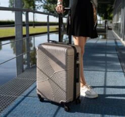 Enrico Benetti Louisville 39040 Driedelige Kofferset Hardcase ABS - Champagne -Trolley Winkel 1200x1124 5