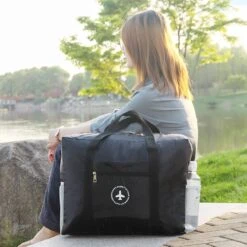 Merkloos Duurzame Reistas Voor Weekendjes Weg - Waterdicht - Met Handige Insteekvakken - Zwart -Trolley Winkel 1200x1200 1159