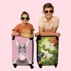 NoBoringSuitcases.com® Koffer - Jungle - Dieren - Groen - Kinderen - Past Binnen 55x40x20 Cm En 55x35x25 Cm - Handbagage - Trolley - Fotokoffer - Cabin Size - Print -Trolley Winkel 1200x1200 1299
