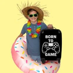 NoBoringSuitcases.com® Koffer - Quote - Gaming - Controller - Boys - Past Binnen 55x40x20 Cm En 55x35x25 Cm - Handbagage - Trolley - Fotokoffer - Cabin Size - Print -Trolley Winkel 1200x1200 14