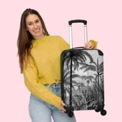 NoBoringSuitcases.com® Koffer - Jungle - Palmboom - Vintage - Zwart Wit - Past Binnen 55x40x20 Cm En 55x35x25 Cm - Handbagage - Trolley - Fotokoffer - Cabin Size - Print -Trolley Winkel 1200x1200 1419