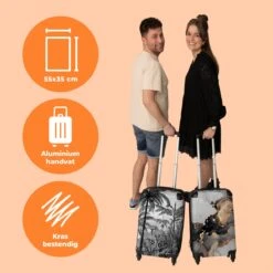 NoBoringSuitcases.com® Koffer - Jungle - Palmboom - Vintage - Zwart Wit - Past Binnen 55x40x20 Cm En 55x35x25 Cm - Handbagage - Trolley - Fotokoffer - Cabin Size - Print -Trolley Winkel 1200x1200 1420