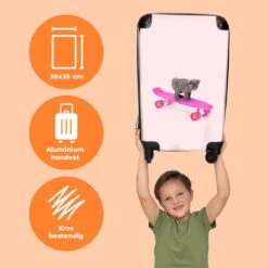 NoBoringSuitcases.com® Kinderkoffer - Handbagage Kinderen - Kitten - Skateboard - Roze - Meisjes - Kinderen - Trollet Op Wieltjes - Past Binnen 55x40x20 Cm En 55x35x25 Cm - Koffer Meisje -Trolley Winkel 1200x1200 1553