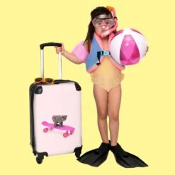 NoBoringSuitcases.com® Kinderkoffer - Handbagage Kinderen - Kitten - Skateboard - Roze - Meisjes - Kinderen - Trollet Op Wieltjes - Past Binnen 55x40x20 Cm En 55x35x25 Cm - Koffer Meisje -Trolley Winkel 1200x1200 1556