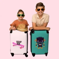 NoBoringSuitcases.com® Kinderkoffer - Handbagage Kinderen - Kitten - Skateboard - Roze - Meisjes - Kinderen - Trollet Op Wieltjes - Past Binnen 55x40x20 Cm En 55x35x25 Cm - Koffer Meisje -Trolley Winkel 1200x1200 1557