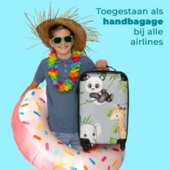 NoBoringSuitcases.com® Koffer - Jungle - Panda - Olifant - Giraffe - Kinderen - Past Binnen 55x40x20 Cm En 55x35x25 Cm - Handbagage - Trolley - Fotokoffer - Cabin Size - Print -Trolley Winkel 1200x1200 1930