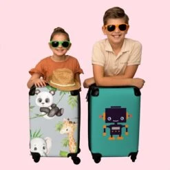 NoBoringSuitcases.com® Koffer - Jungle - Panda - Olifant - Giraffe - Kinderen - Past Binnen 55x40x20 Cm En 55x35x25 Cm - Handbagage - Trolley - Fotokoffer - Cabin Size - Print -Trolley Winkel 1200x1200 1932