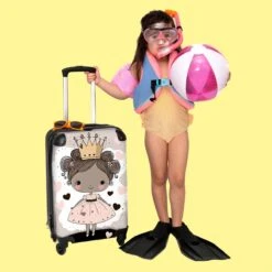 NoBoringSuitcases.com® Kinderkoffer - Trolley Op Wieltjes - Prinses - Hartjes - Kroon - Roze - Meisjes - Koffer Meisje - Past Binnen 55x40x20 Cm En 55x35x25 Cm - Reiskoffer - Fotokoffer -Trolley Winkel 1200x1200 1973