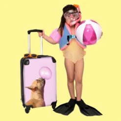 NoBoringSuitcases.com® Kinderkoffer - Hond - Dieren - Kauwgom - Roze - Kinderen - Trolley Kinderen - Past Binnen 55x40x20 Cm En 55x35x25 Cm - Reiskoffer Met Wielen - Koffertje -Trolley Winkel 1200x1200 269