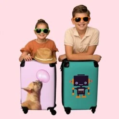NoBoringSuitcases.com® Kinderkoffer - Hond - Dieren - Kauwgom - Roze - Kinderen - Trolley Kinderen - Past Binnen 55x40x20 Cm En 55x35x25 Cm - Reiskoffer Met Wielen - Koffertje -Trolley Winkel 1200x1200 272