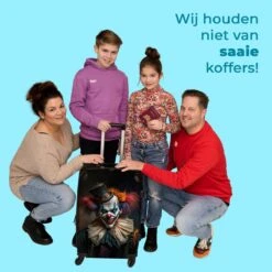 NoBoringSuitcases.com® Koffer Groot - Clown - Hoed - Kraag - Portret - Killer Clown - Trolley Koffer Met TSA-slot - Met Wielen - 90 Liter - Reiskoffer - 66 Cm -Trolley Winkel 1200x1200 360