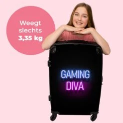NoBoringSuitcases.com® Koffer Groot - Gaming - Quotes - Neon - Gaming Diva - Vrouwen - Trolley Koffer Met TSA-slot - Met Wielen - 90 Liter - Reiskoffer - 66 Cm 11 NoBoringSuitcases.com® Koffer Groot - Gaming - Quotes - Neon - Gaming Diva - Vrouwen - Trolley Koffer Met TSA-slot - Met Wielen - 90 Liter - Reiskoffer - 66 Cm -Trolley Winkel 1200x1200 486
