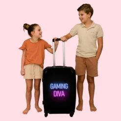 NoBoringSuitcases.com® Koffer Groot - Gaming - Quotes - Neon - Gaming Diva - Vrouwen - Trolley Koffer Met TSA-slot - Met Wielen - 90 Liter - Reiskoffer - 66 Cm 16 NoBoringSuitcases.com® Koffer Groot - Gaming - Quotes - Neon - Gaming Diva - Vrouwen - Trolley Koffer Met TSA-slot - Met Wielen - 90 Liter - Reiskoffer - 66 Cm -Trolley Winkel 1200x1200 491