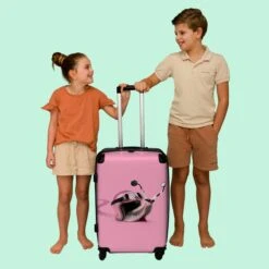 NoBoringSuitcases.com® Koffer Groot - Slak - Roze - Meisjes - Racen - Trolley Koffer Met TSA-slot - Met Wielen - 90 Liter - Reiskoffer - 66 Cm -Trolley Winkel 1200x1200 530