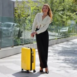 Biggdesign Cats Koffer - Ruimbagage Reiskoffer - Geel - Medium -Trolley Winkel 1200x1200 60