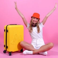 Biggdesign Cats Koffer - Ruimbagage Reiskoffer - Geel - Medium -Trolley Winkel 1200x1200 62