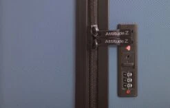 AttitudeZ Azur Reiskoffer Medium Blauw 67cm - TSA-slot -Trolley Winkel 1200x763 1