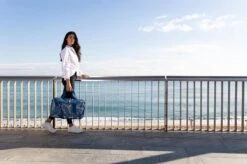 Reisenthel Allrounder M Reistas Sporttas - 18L - Bandana Frame Blauw -Trolley Winkel 1200x799 6