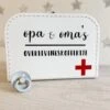 Kinder Koffertje | Opa & Oma Overlevingskoffertje | Logeerkoffer | Kraamcadeau | Baby | Wit | Kinderkoffer 2 Kinder Koffertje | Opa & Oma Overlevingskoffertje | Logeerkoffer | Kraamcadeau | Baby | Wit | Kinderkoffer -Trolley Winkel 1200x900 1