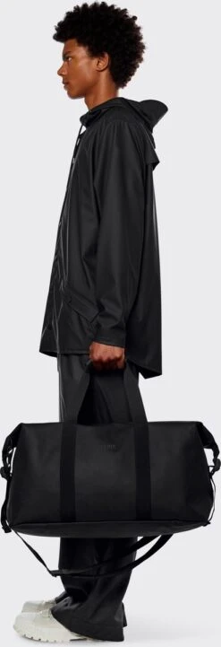 Rains Weekendtas 37 Liter - Zwart -Trolley Winkel 411x1200 1