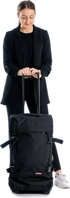 Eastpak TRANVERZ M Reiskoffer (67 X 35.5 X 30 Cm) - Black -Trolley Winkel 429x1200 1