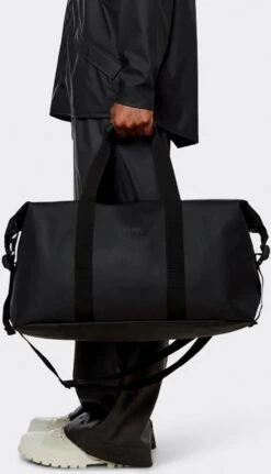 Rains Weekendtas 37 Liter - Zwart -Trolley Winkel 688x1200 3