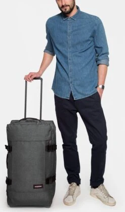 Eastpak TRANVERZ M Reiskoffer (67 X 35.5 X 30 Cm) - Black Denim -Trolley Winkel 706x1200 2