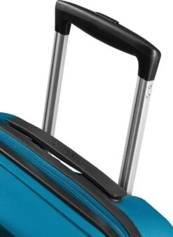 American Tourister Reiskoffer - Bon Air Dlx Spinner 55/20 Tsa (Handbagage) Seaport Blue -Trolley Winkel 876x1200 2