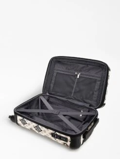 Guess House Party 18 In 4 Wheeler Dames Reiskoffer - Cream Multi Logo -Trolley Winkel 900x1200 30