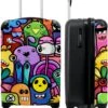 NoBoringSuitcases.com® Koffer - Monster - Bloemen - Regenboog - Design - Grappig - Past Binnen 55x40x20 Cm En 55x35x25 Cm - Handbagage - Trolley - Fotokoffer - Cabin Size - Print -Trolley Winkel 978x1200 7