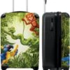 NoBoringSuitcases.com® Koffer - Jungle - Dieren - Groen - Kinderen - Past Binnen 55x40x20 Cm En 55x35x25 Cm - Handbagage - Trolley - Fotokoffer - Cabin Size - Print -Trolley Winkel 978x1200 8