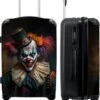 NoBoringSuitcases.com® Koffer Groot - Clown - Hoed - Kraag - Portret - Killer Clown - Trolley Koffer Met TSA-slot - Met Wielen - 90 Liter - Reiskoffer - 66 Cm -Trolley Winkel 985x1200 4